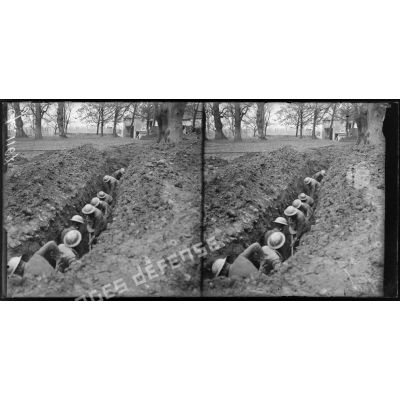Beaumont, soldats américains creusant une tranchée. [légende d'origine]