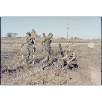 Les légionnaires de la 3e compagnie du 2e régiment étranger parachutiste (2e REP)  mettent en batterie des mortiers de 81 mm, à proximité de la voie ferrée, pour un exercice de tir. [Description en cours]