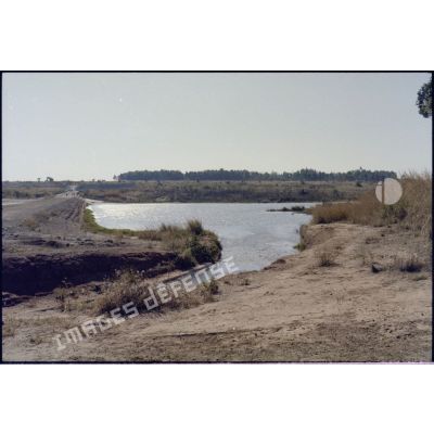 Paysage de la région de Kapata : la brousse et un étang. [Description en cours]