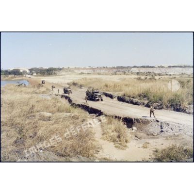 Patrouille motorisée du 2e régiment étranger parachutiste (2e REP) sur la route de Papa dans la région de Kapata. Les camions GMC traversent la zone minière. [Description en cours]