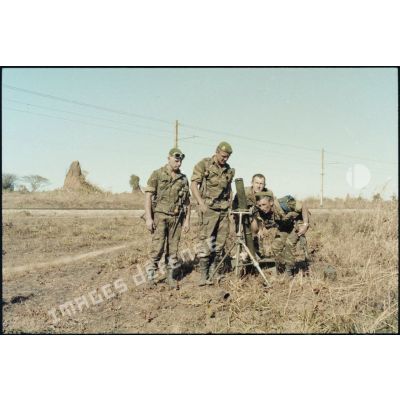 Les légionnaires de la 3e compagnie du 2e régiment étranger parachutiste (2e REP)  (2e REP) mettent en batterie des mortiers de 81 mm, à proximité de la voie ferrée, pour un exercice de tir. [Description en cours]