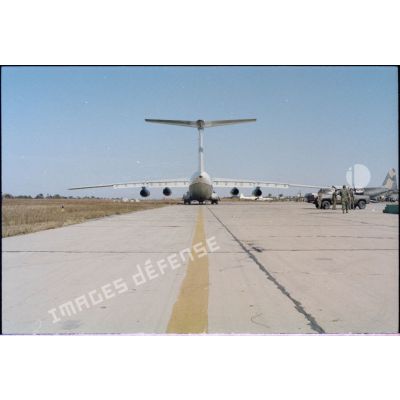 Avion de transport américain Starlifter C141, vu de dos, sur la piste de l'aéroport de Lubumbashi. [Description en cours]