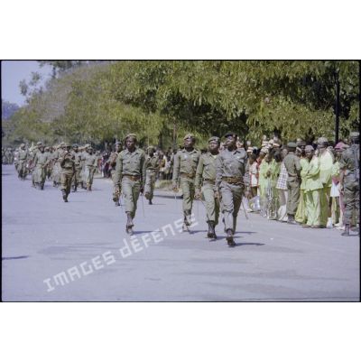 Officiers de l’armée zaïroise lors du défilé à Lubumbashi. [Description en cours]