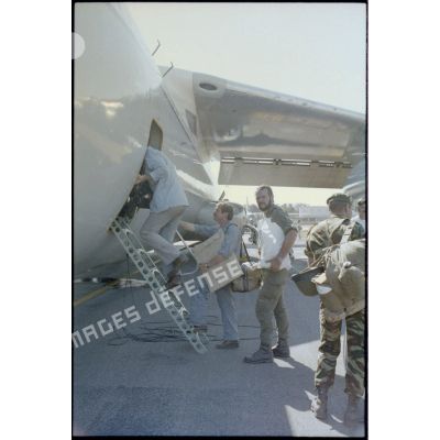 Embarquement à bord d’un avion de transport américain Starlifter C141 des deux adjudants cameraman et preneur de son de l’ECPA.  [Description en cours]