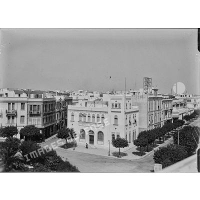 1303. Panorama de Sousse en cinq plaques. Première vue. Banque. Vue prise du grand hôtel. [légende d'origine]
