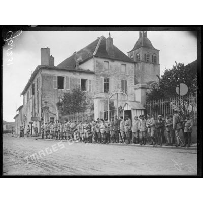 Flavigny, les officiers de l'état-major de la 8e armée avant le défilé des troupes. [légende d'origine]