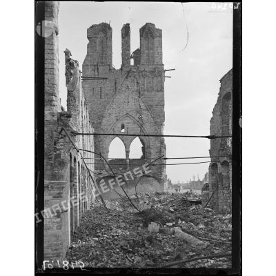 Ypres, les ruines de la Halle aux Drapiers. [légende d'origine]