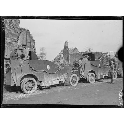 Ypres, Section d'automitrailleuses françaises faisant halte. [légende d'origine]