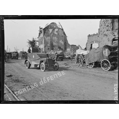 Ypres, Section d'automitrailleuses françaises faisant halte. [légende d'origine]