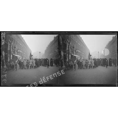 Paris, foule et soldats dans la rue Royale le jour de l'armistice. [légende d'origine]