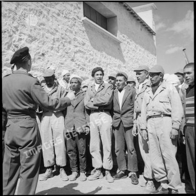Visite du centre de structuration d'Aïn El Adjar, la création du commando Georges par le colonel Marcel Bigeard. [Description en cours]