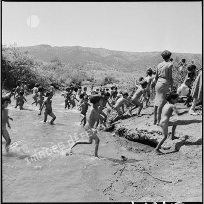Séance de baignade des enfants du regroupement de Sidi Moumoun. [Description en cours]