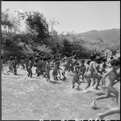 Séance de baignade des enfants du regroupement de Sidi Moumoun. [Description en cours]