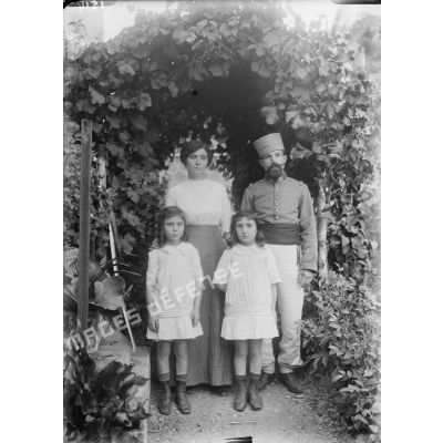 1514. Groupe [illisible] et sa famille, 1er juillet 1914. [légende d'origine]