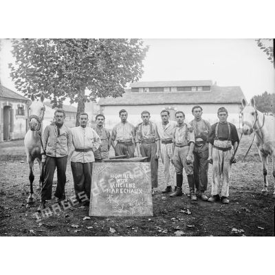 [Photographie de groupe en hommage aux anciens maréchaux de la classe 1923.]