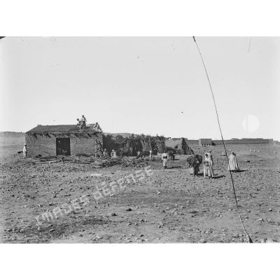 [Algérie, 1907-1918. Réfection d'une toiture.]