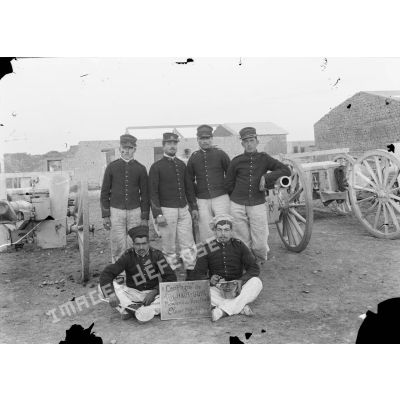 [Maroc, 1907-1910. Photographie de groupe vraisemblablement au 12e régiment d'artillerie pendant la campagne du Haut-Guir.]