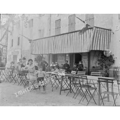 630. [En terrasse à Toulon, 1922.]
