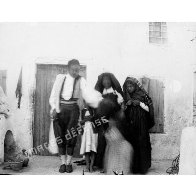 635. [Algérie, 1905-1914. Portrait d'une famille arabe.]