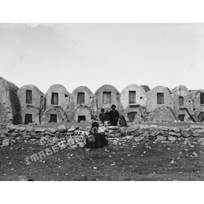 639. [Algérie, 1905-1914. Ghorfa.]