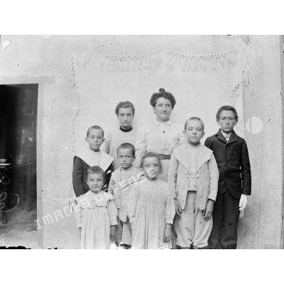 809. [Algérie, 1905-1914. Portrait de famille.]