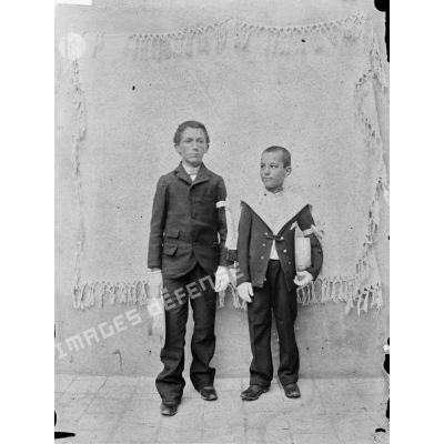 811. [Algérie, 1905-1914. Portrait de deux jeunes garçons.]