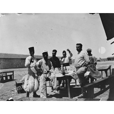 812. [Algérie, 1905-1914. Photographie de groupe, peut-être de la compagnie saharienne de la Saoura.]