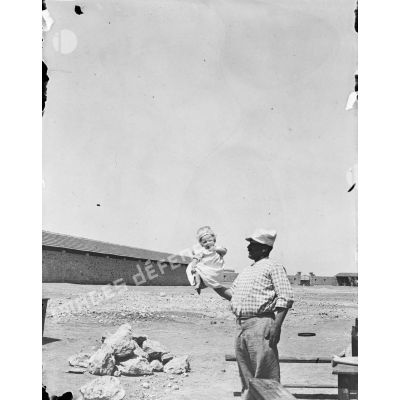 813. [Algérie, 1905-1914. Portrait d'un homme et de son enfant.]