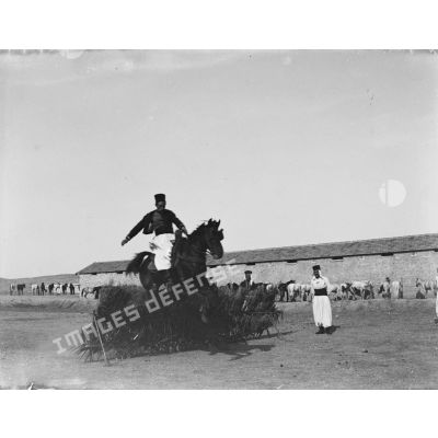 878. [Algérie, 1905-1914. Pratique de la voltige.]