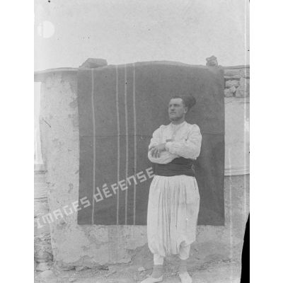 2452. [Algérie, 1905-1914. Portrait d'un militaire peut-être affecté à la compagnie saharienne de la Saoura.]
