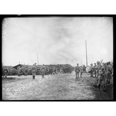 Camp de Bois-l'Evêque, le régiment Marocain défile après la cérémonie. [légende d'origine]