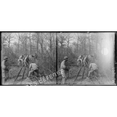 Forêt de Mondon, soldats italiens posant une voie de 0.60 [légende d'origine]