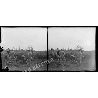 Carlepont, soldats creusant des tranchées. [légende d'origine]