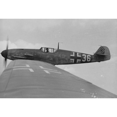 Un Bf-109 F du Jagdfliegerschule 5 survole la région parisienne.