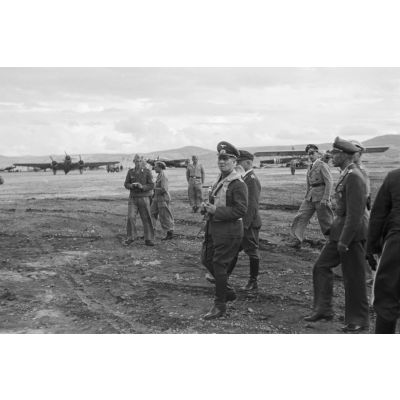Sur le terrain d'aviation d'Héraklion (Crète), le maréchal Erwin Rommel en compagnie du général (Generalleutnant) von Waldau le général (Generalmajor) Müller.
