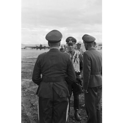 Sur le terrain d'aviation d'Héraklion (Crète), le maréchal Erwin Rommel salut le général (Generalleutnant) von Waldau.