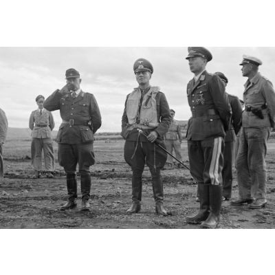 Sur le terrain d'aviation d'Héraklion (Crète), le maréchal Erwin Rommel en compagnie du général (Generalleutnant) von Waldau.