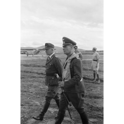 Sur le terrain d'aviation d'Héraklion (Crète), le maréchal Erwin Rommel en compagnie du général (Generalmajor) Müller.