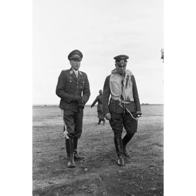 Sur le terrain d'aviation d'Héraklion (Crète), le maréchal Erwin Rommel en compagnie du général (Generalleutnant) von Waldau.