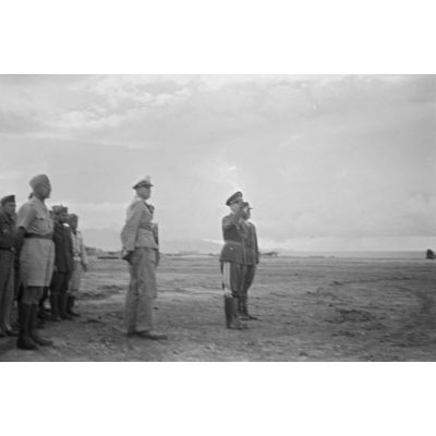 Les généraux von Waldau et Müller observent l'avion du maréchal Rommel quitter le terrain d'aviation d'Héraklion.