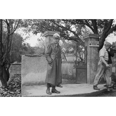 Un officier médecin de la Luftwaffe quitte l'antenne sanitaire de l'armée de l'air allemande de Kastelli (Luftwaffe Sanitär Staffel Kastelli).