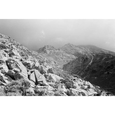 Sur le chemin montagneux de Crète dans le secteur de Kastamonitza, les nuages s'accumulent sur les sommets.