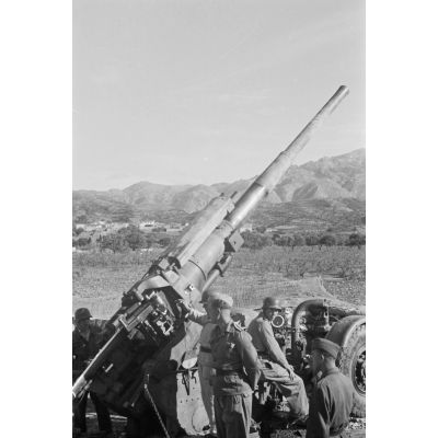 Un canon britannique Mark IIIA de 3,7 pouces ou 9,4 cm capturé et utilisé par la DCA allemande.