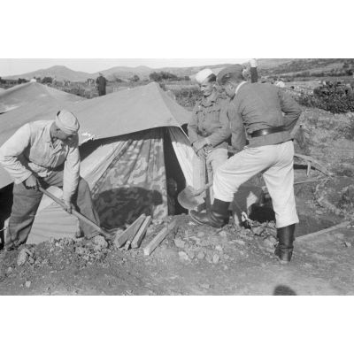 En Crète, des artilleurs de la FlaK assemblent des tentes.