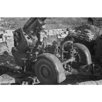 En Crète, un canon britannique Mark IIIA de 3,7 pouces (9,4 cm) capturé et utilisé au sein d'une batterie de FlaK de la Luftwaffe.