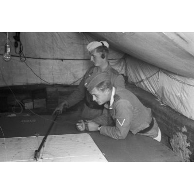 Des artilleurs de la Flak 3/286 travaillent sous une tente.