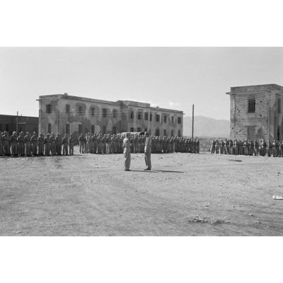 Début de la prise d'armes lors de laquelle le lieutenant Iro Ilk va être décoré, les officiers du groupe et le commandant de l'escadrille prennent place sur la place d'armes.