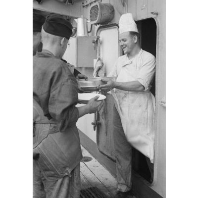 Un repas à bord d'un dragueur de mines (Minensuchboot) de la Kriegsmarine.