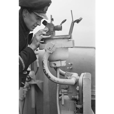 A bord d'un dragueur de mines (Minensuchboot), un officier utilise un sextant.