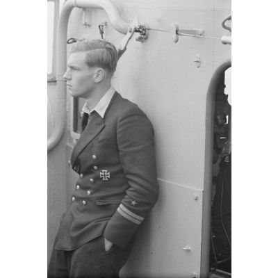 Portrait d'un Oberleutnant zur See à bord d'un dragueur de mines de la Kriegsmarine.